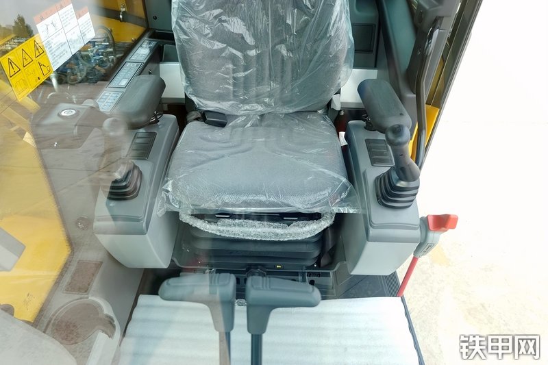 山重建机MC136-9挖掘机局部