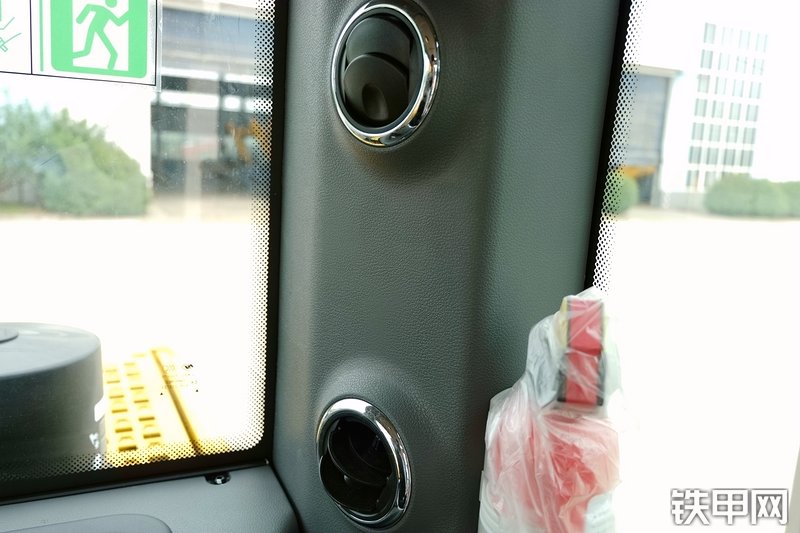 山重建机MC136-9挖掘机局部