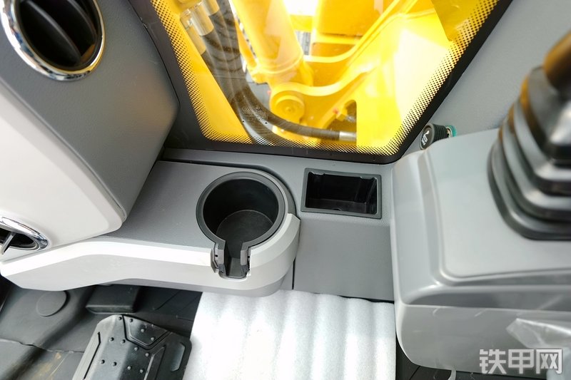 山重建机MC136-9挖掘机局部