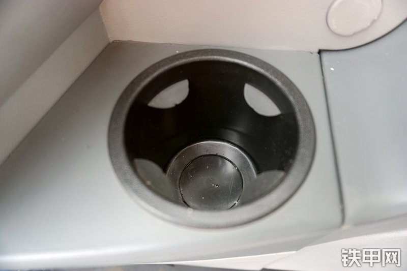 山重建机MC56-9挖掘机局部