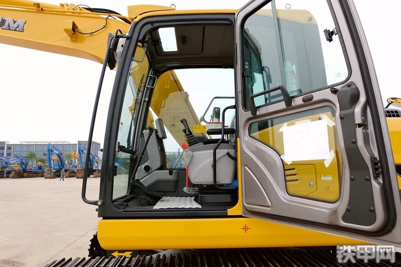 山重建机MC136-9挖掘机局部