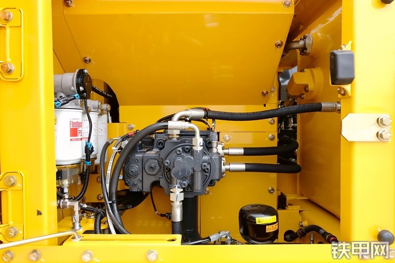 山重建机MC136-9挖掘机局部