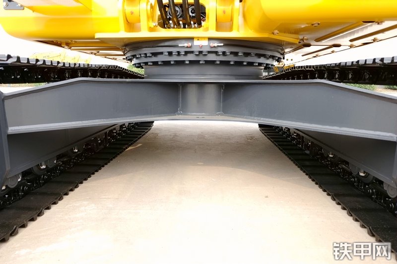 山重建机MC136-9挖掘机局部