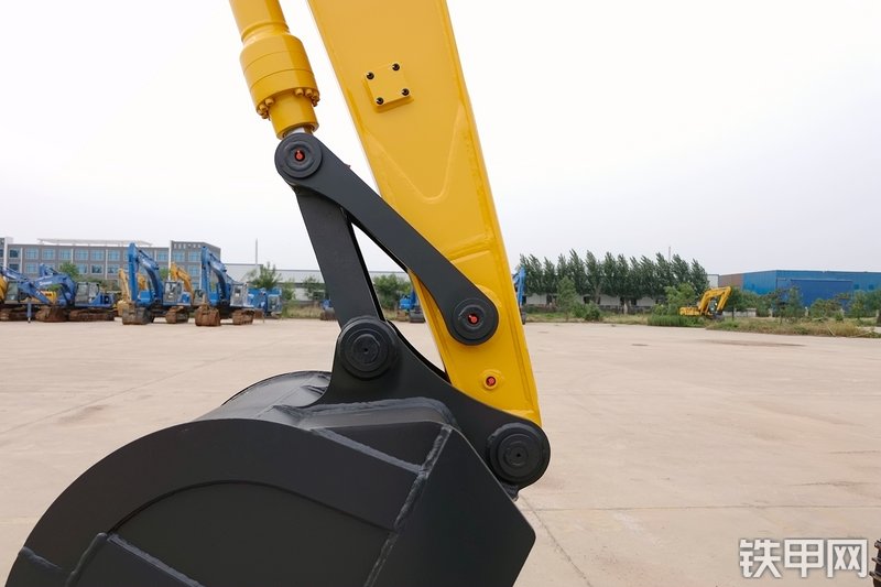 山重建机MC136-9挖掘机局部