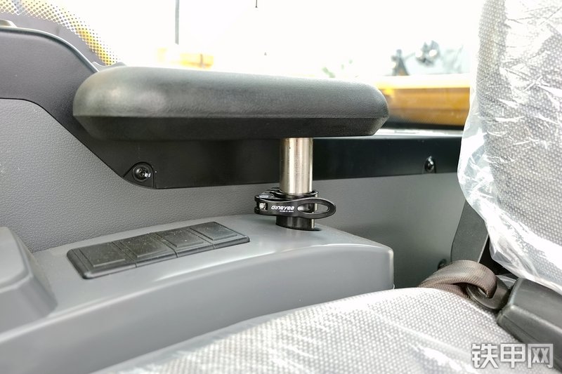 山重建机MC136-9挖掘机局部