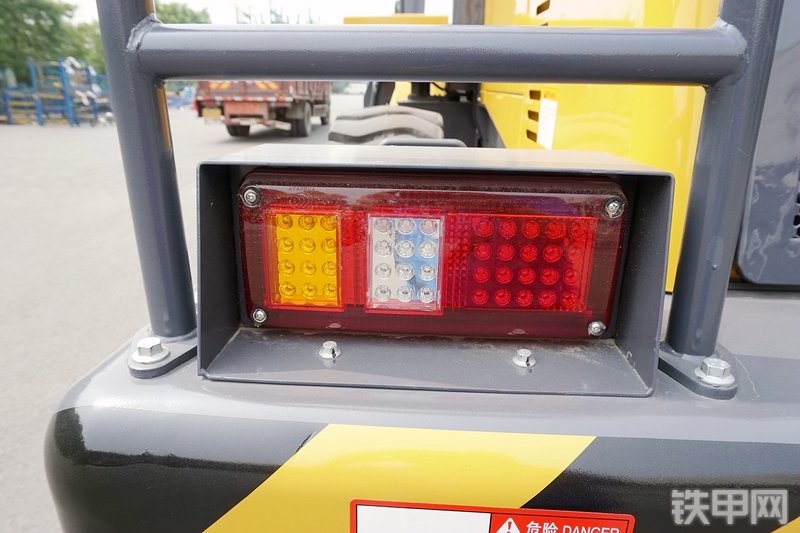 徐工LW300KV装载机局部