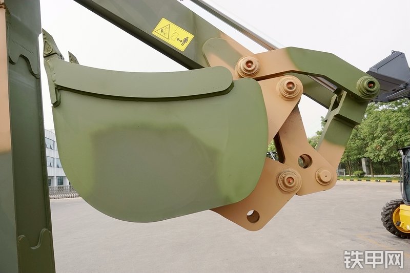 徐工XT870H挖掘装载机局部