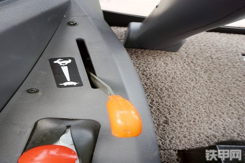 徐工XT870H挖掘装载机局部