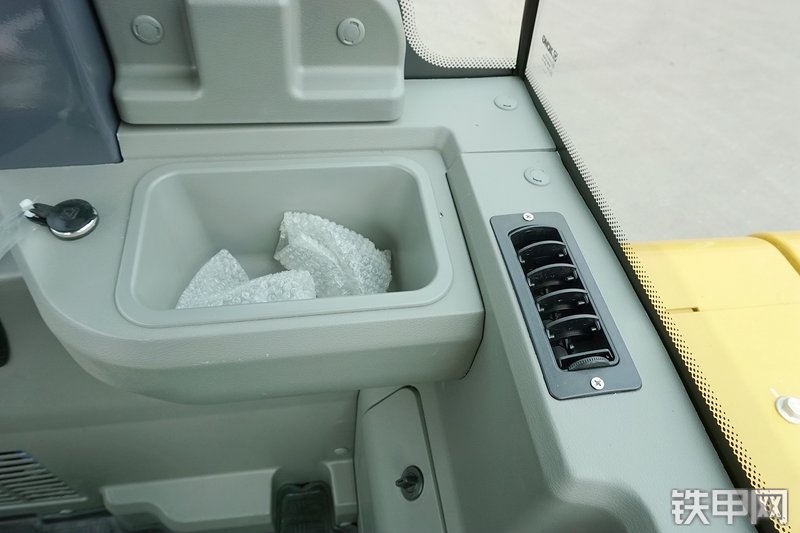 徐工LW300KV装载机局部