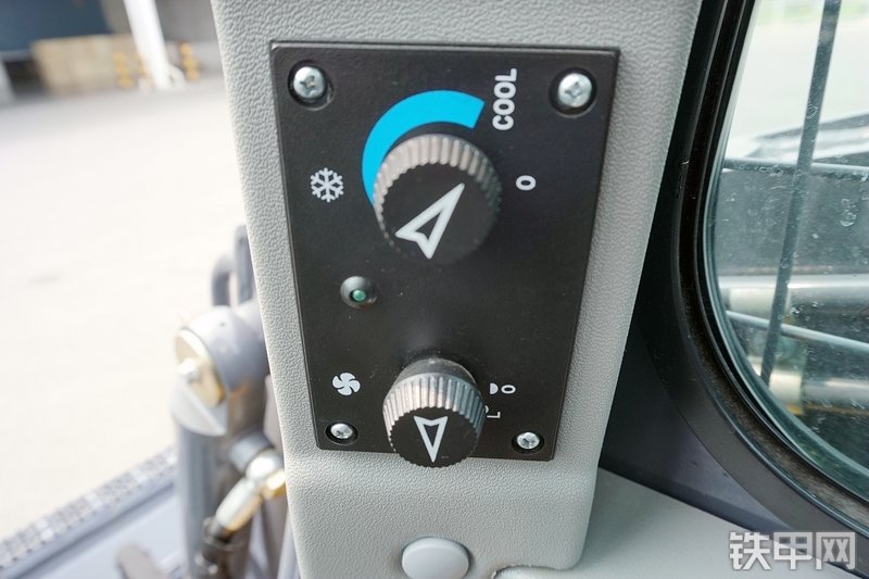 徐工XC760K滑移装载机局部