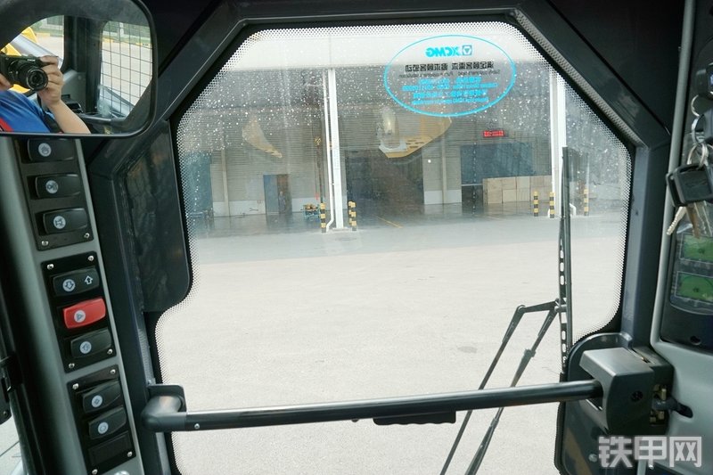 徐工XC760K滑移装载机局部