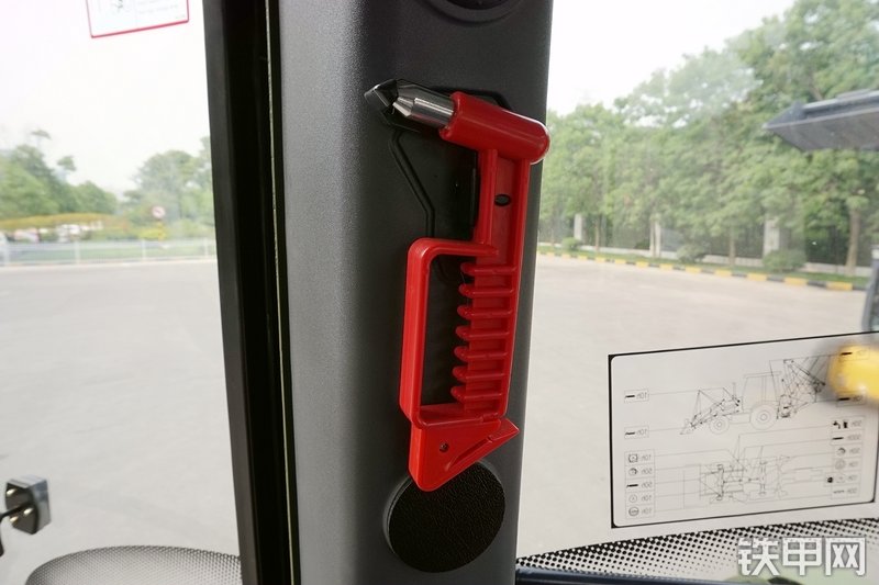 徐工XT870H挖掘装载机局部