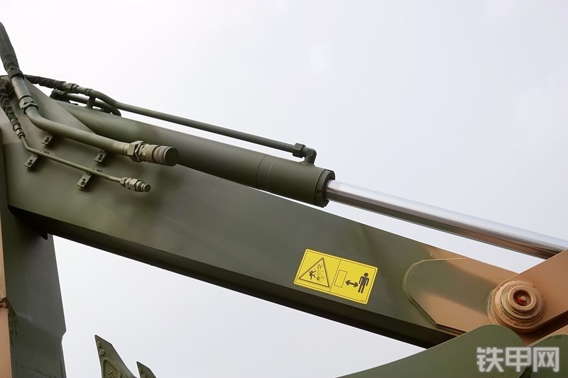 徐工XT870H挖掘装载机局部