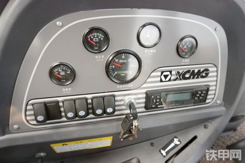 徐工XT870H挖掘装载机局部