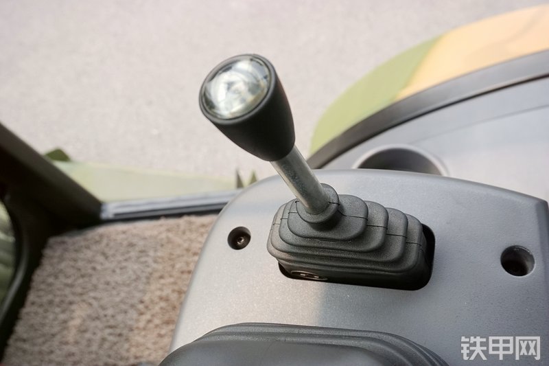 徐工XT870H挖掘装载机局部