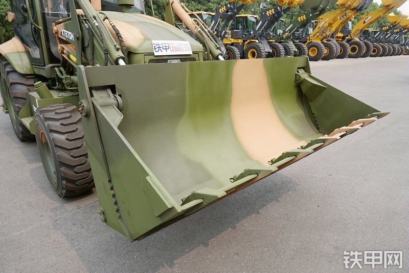 徐工XT870H挖掘装载机局部