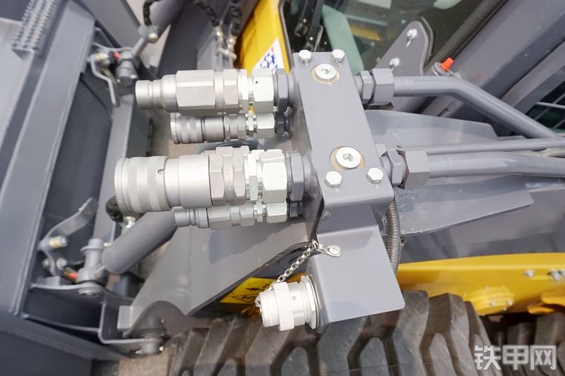 徐工XC760K滑移装载机局部