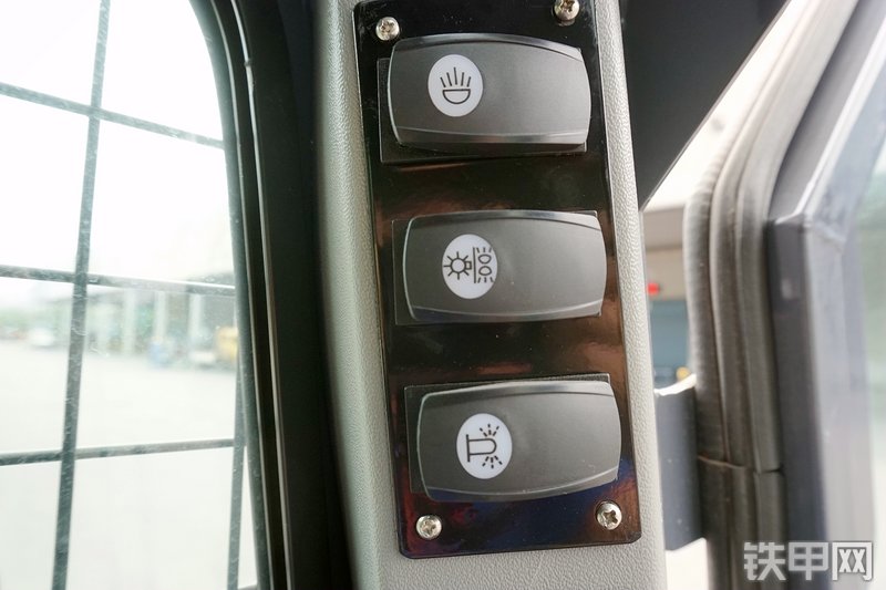 徐工XC760K滑移装载机局部