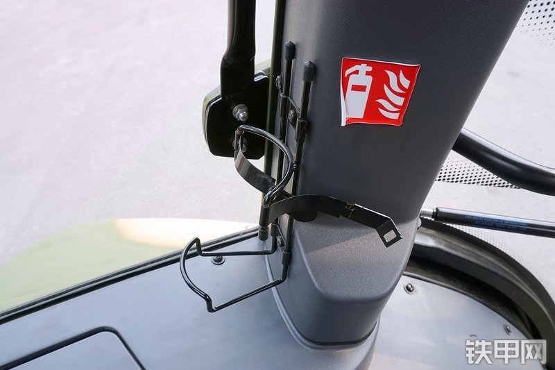 徐工XT870H挖掘装载机局部