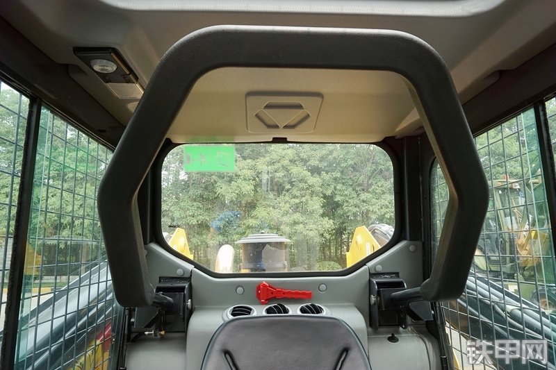 徐工XC760K滑移装载机局部