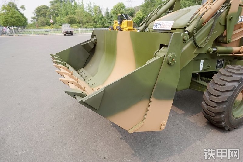 徐工XT870H挖掘装载机局部