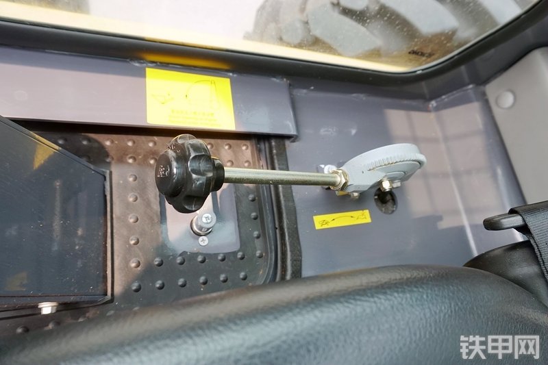 徐工XC760K滑移装载机局部