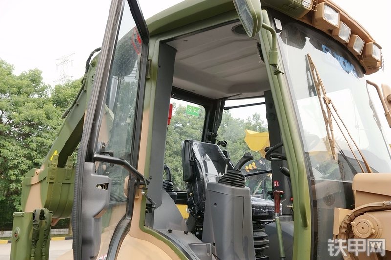 徐工XT870H挖掘装载机局部