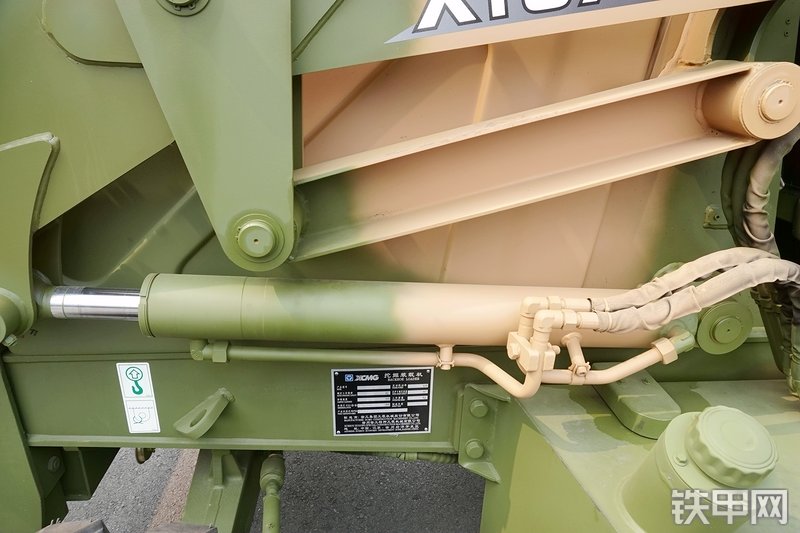 徐工XT870H挖掘装载机局部