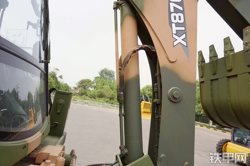 徐工XT870H挖掘装载机局部