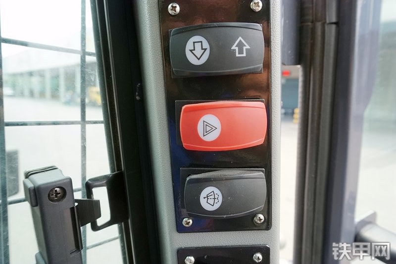 徐工XC760K滑移装载机局部