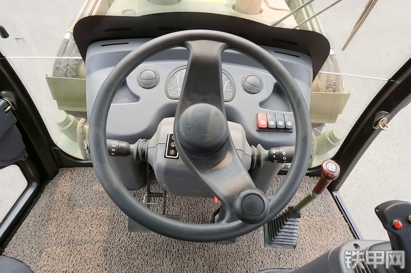 徐工XT870H挖掘装载机局部