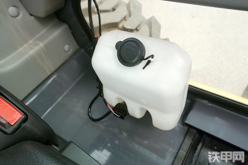 徐工XC760K滑移装载机局部