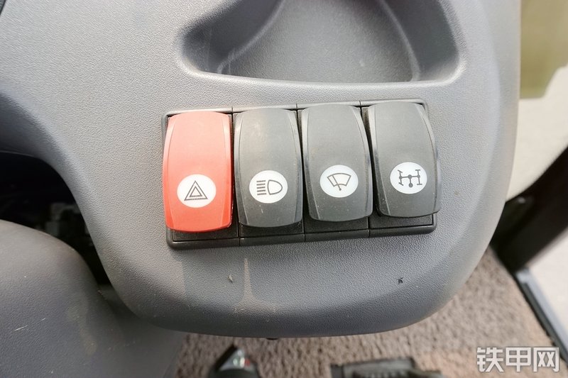 徐工XT870H挖掘装载机局部