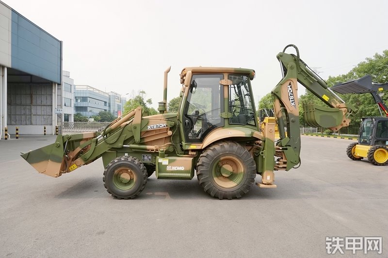 徐工XT870H挖掘装载机整机外观