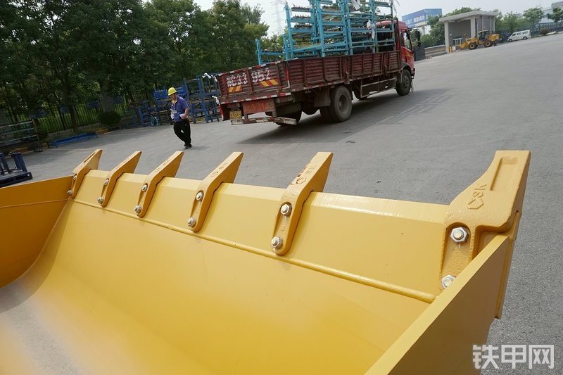 徐工LW300KV装载机局部