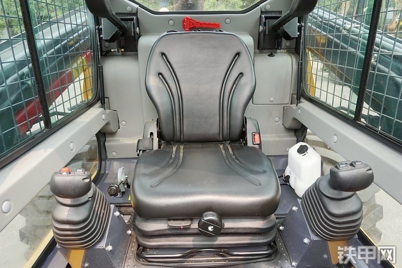 徐工XC760K滑移装载机局部