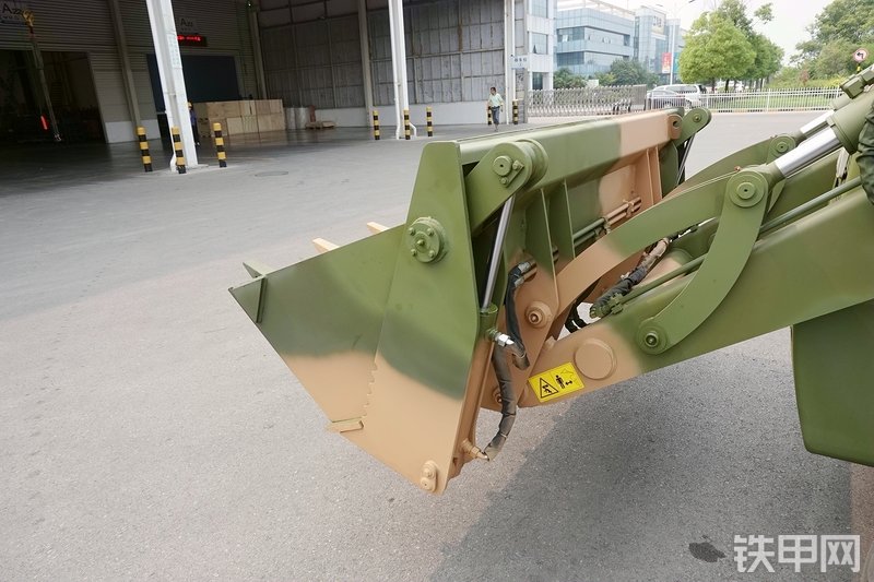 徐工XT870H挖掘装载机局部