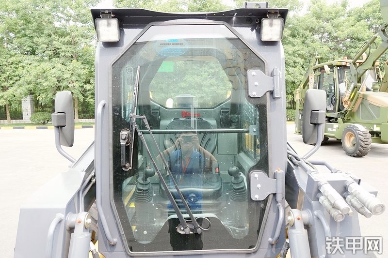 徐工XC760K滑移装载机局部