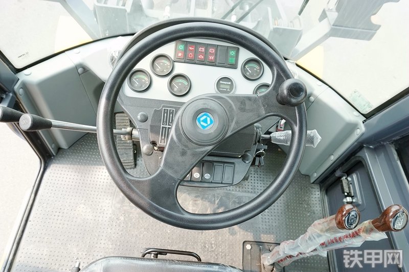 徐工LW180KV装载机局部