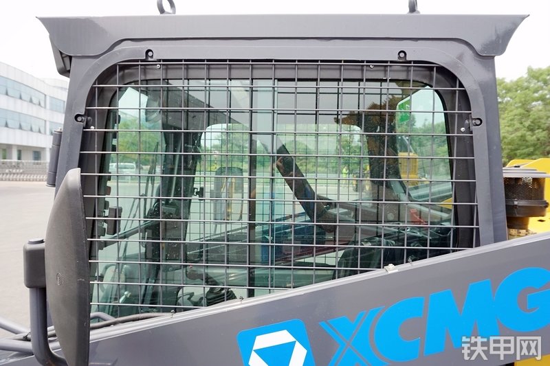 徐工XC760K滑移装载机局部