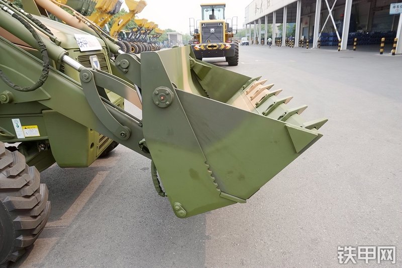 徐工XT870H挖掘装载机局部