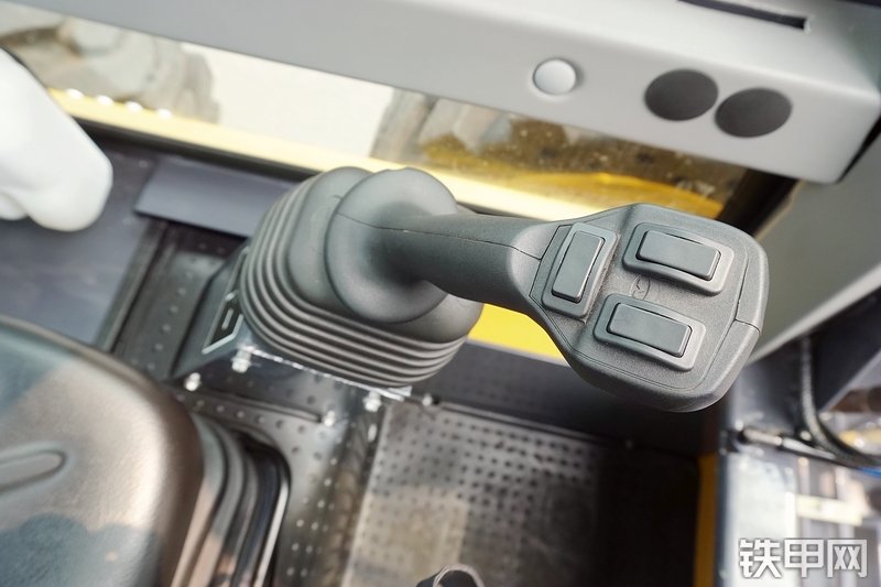 徐工XC760K滑移装载机局部