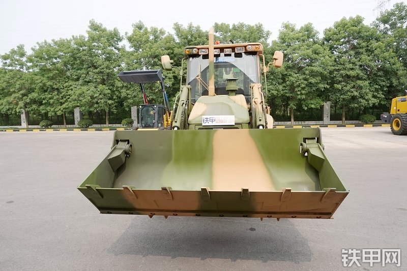 徐工XT870H挖掘装载机整机外观