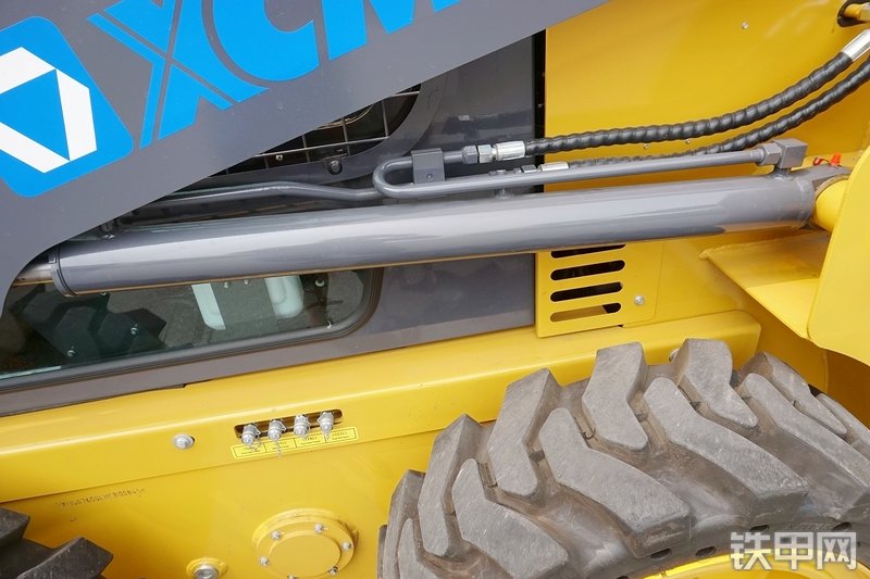 徐工XC760K滑移装载机局部