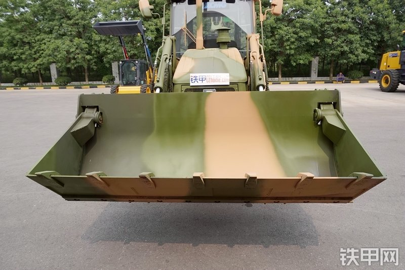徐工XT870H挖掘装载机局部
