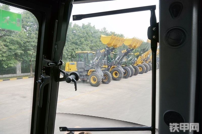 徐工XT870H挖掘装载机局部