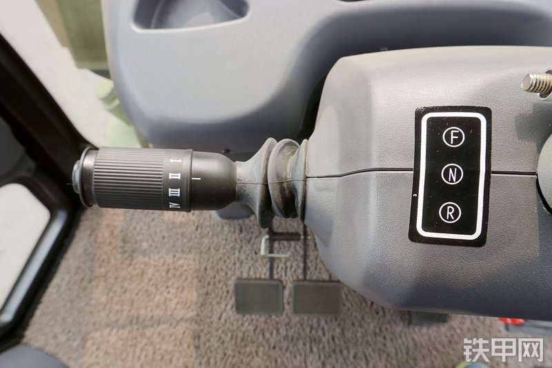 徐工XT870H挖掘装载机局部