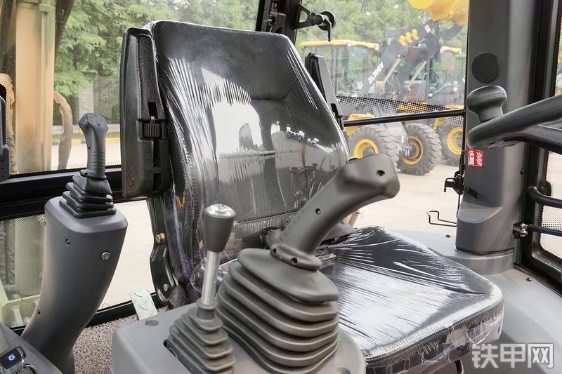 徐工XT870H挖掘装载机局部