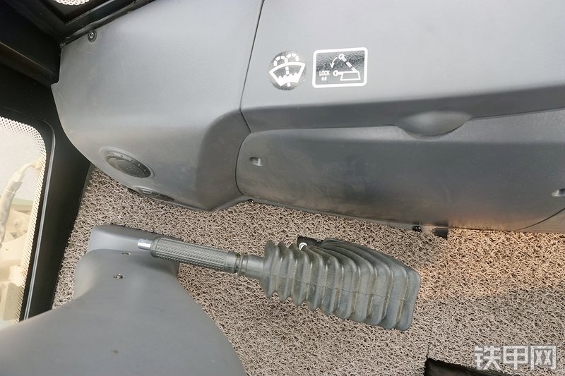 徐工XT870H挖掘装载机局部