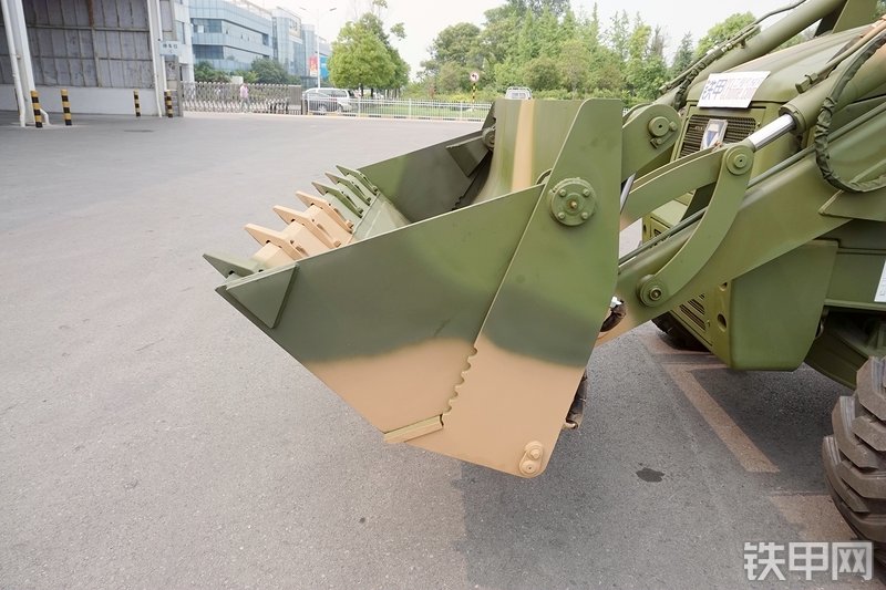 徐工XT870H挖掘装载机局部